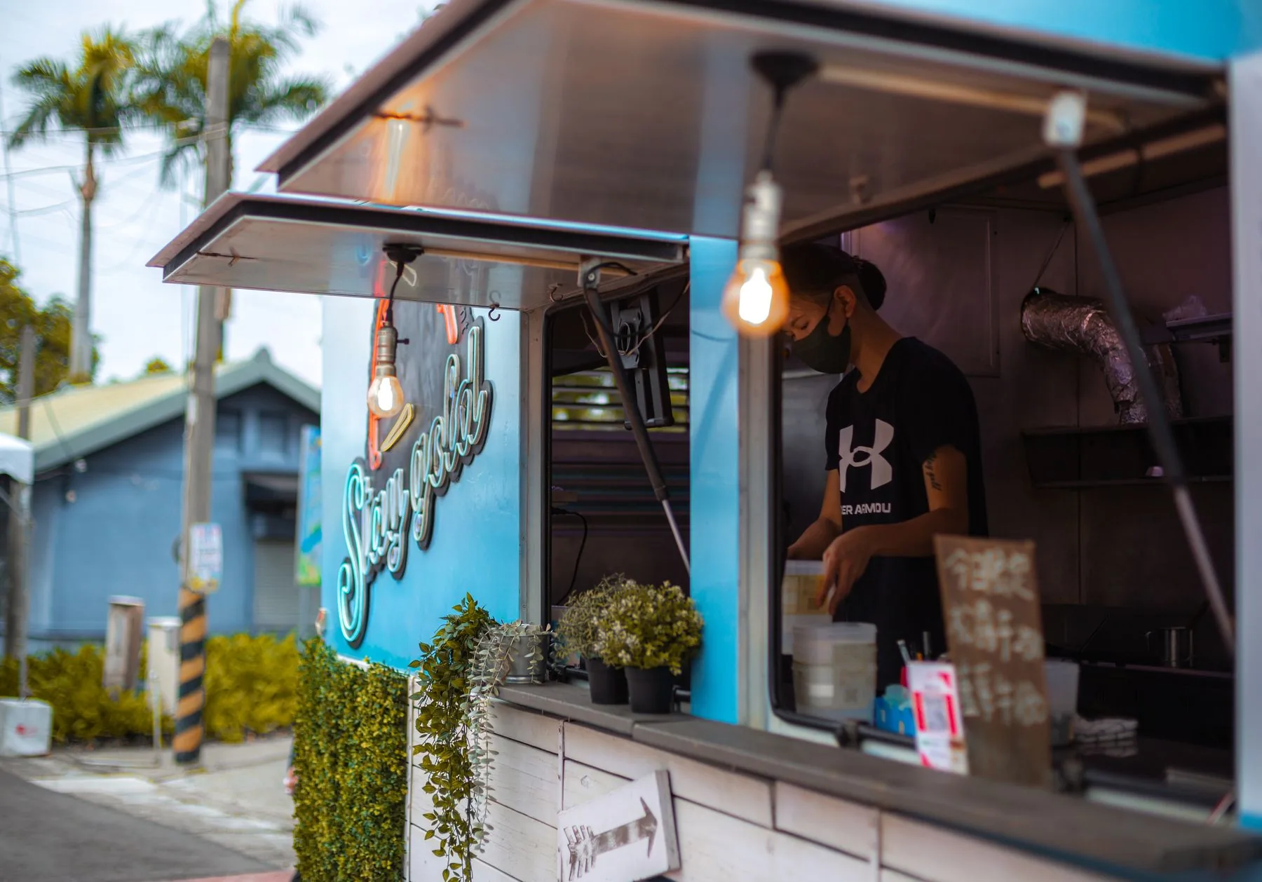 Moderne madbod serverer gæster fra en ren og indbydende foodtruck