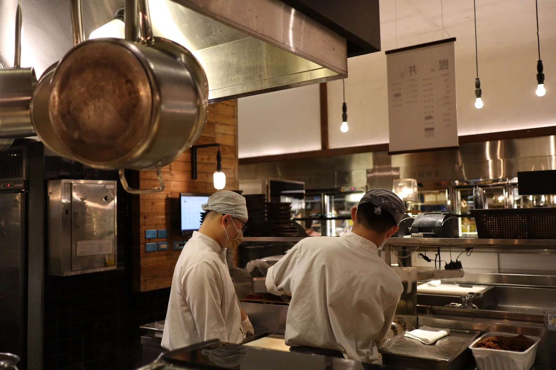 Kokke og køkkenmedarbejdere fordeler opgaver i et professionelt restaurantkøkken
