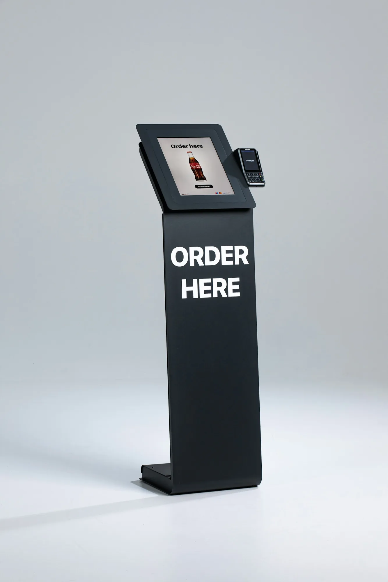 Gæster bestiller uden kø via kiosk, QR-kode og bordtablet i en restaurant