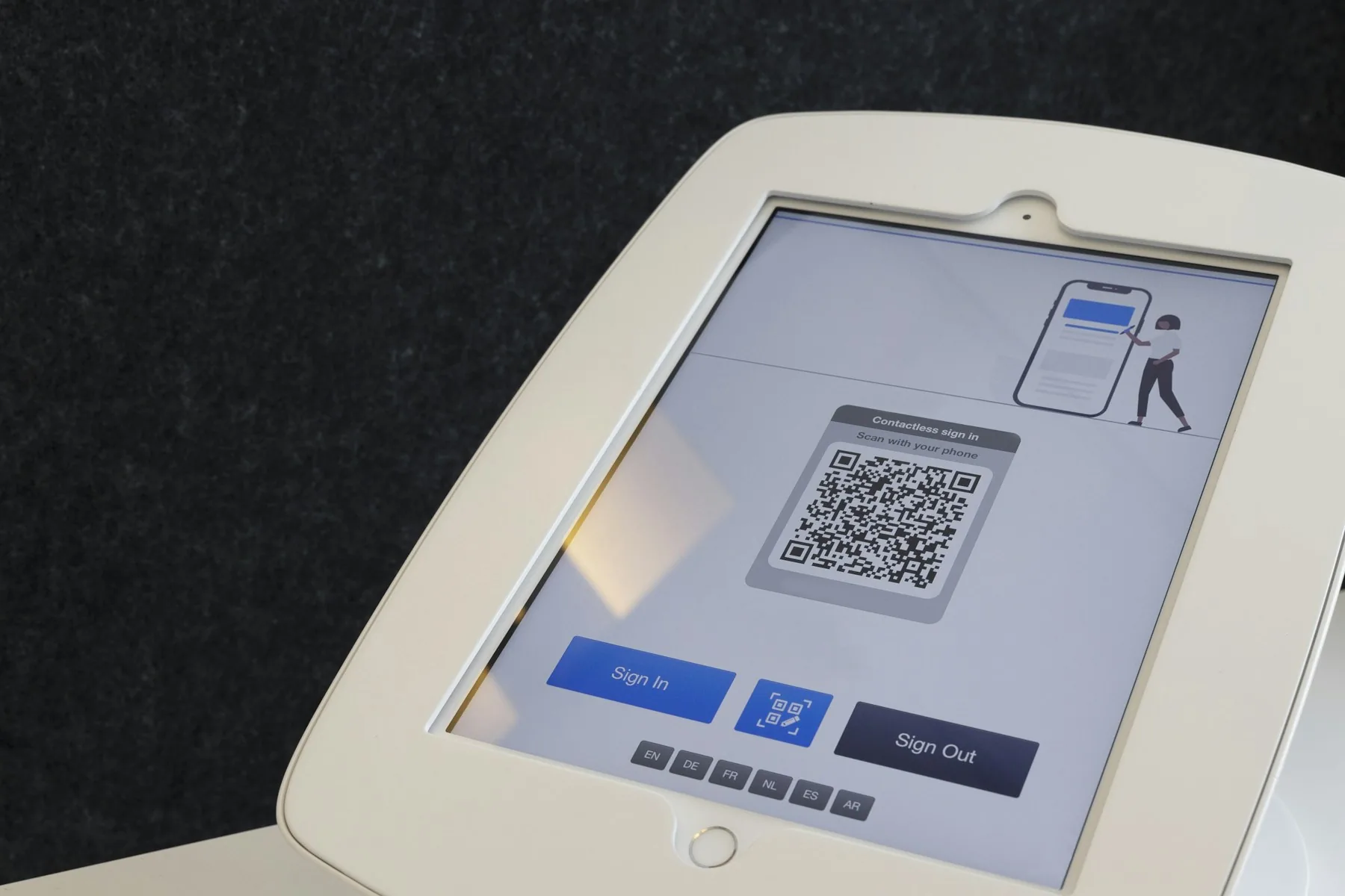 Restaurant med selvbetjeningskiosk, bordtablet, QR-bestilling og en medarbejder, der hjælper en gæst