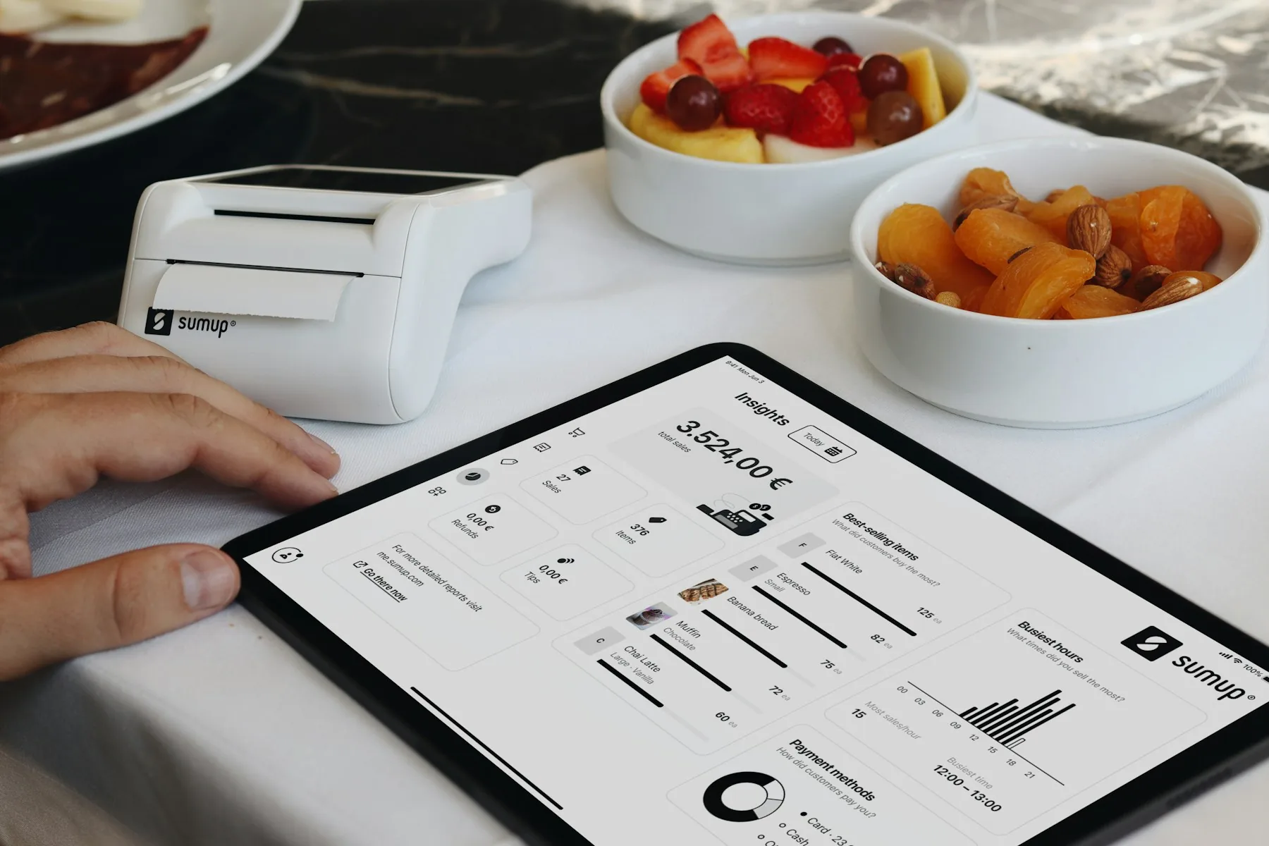 Restaurantleder afprøver POS, betalingsterminal og køkkenskærm før service