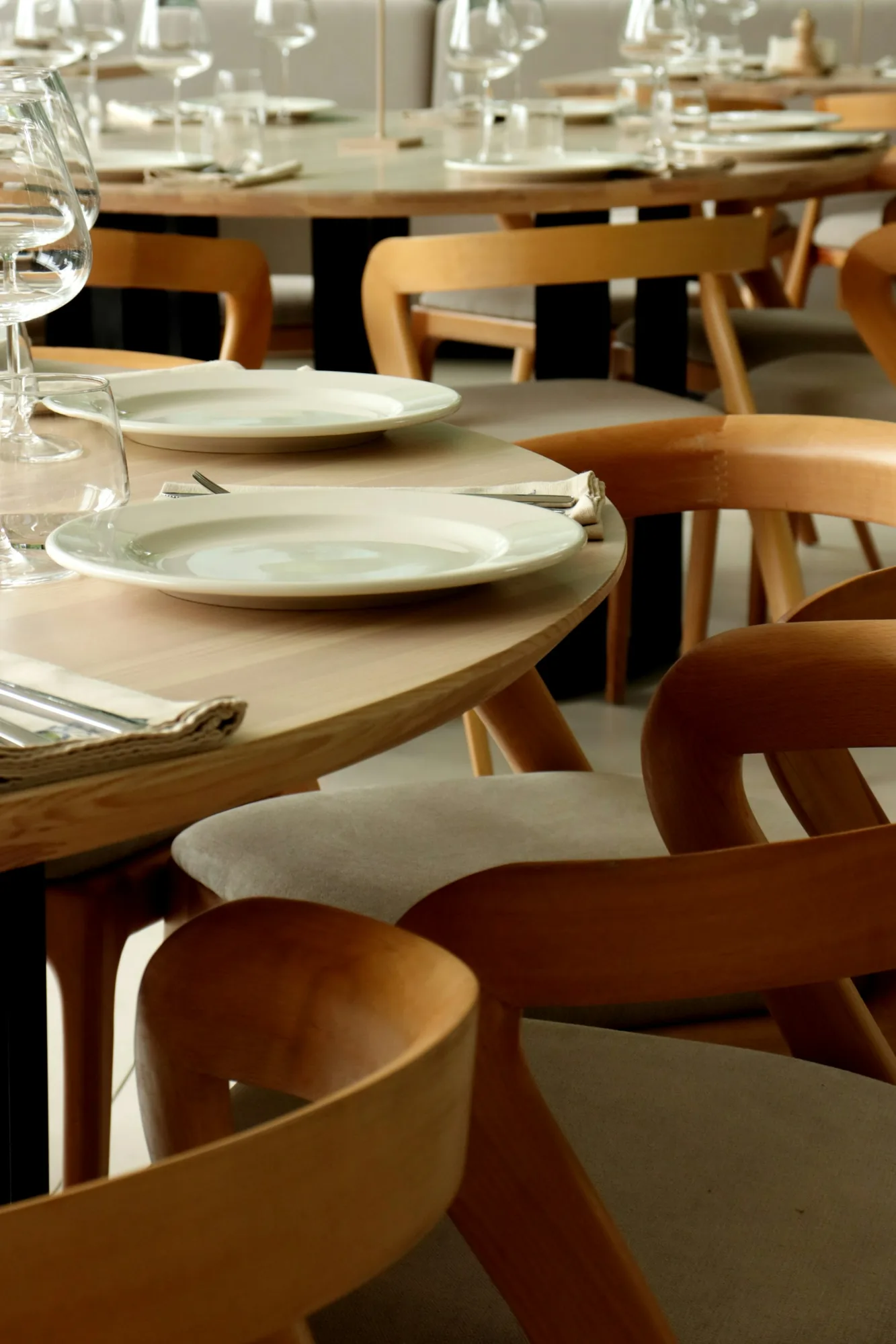 Effektiv restaurantservice omkring et nyklargjort bord uden at gæsterne presses